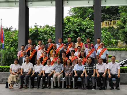 周波董事長獲優秀企業家榮譽稱號簡報